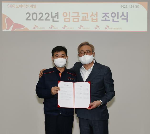 임금교섭 조인식 후 김준 SK이노베이션 부회장(오른쪽)과 이성훈 노조위원장이 기념사진을 촬영하고 있다.