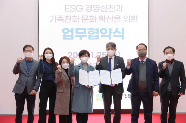 25일 한국에너지공단 본사에서 열린 업무협약식을 마치고 한국에너지공단 김창섭 이사장(왼쪽에서 다섯 번째)과 한국건강가정진흥원 김금옥 이사장(왼쪽에서 네 번째)을 비롯한 관계자들이 기념 촬영을 하고 있다. 