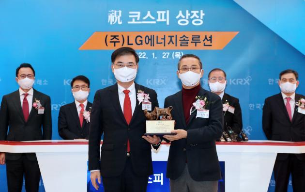 손병두 한국거래소 이사장(왼쪽)과 권영수 LG에너지솔루션 최고경영자(CEO) 부회장이 27일 오전 서울 여의도 한국거래소에서 열린 상장 기념식에서 기념 촬영을 하고 있다.사진:한국거래소