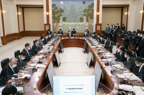 문재인 대통령이 지난 14일 오후 청와대에서 대외경제안보전략회의를 주재하고 있다.
