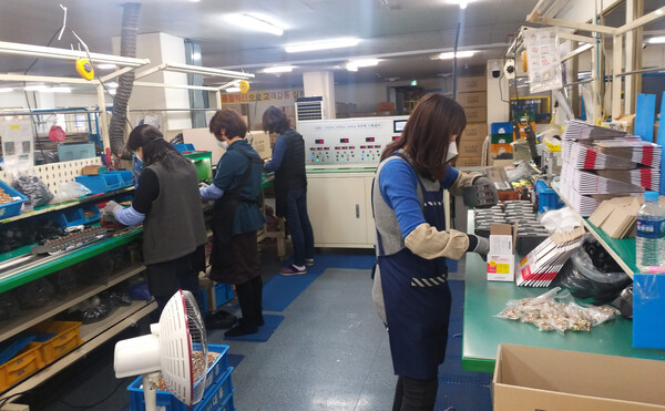 서울산전 생산직원들이 주요 제품을 조립하고 있다.