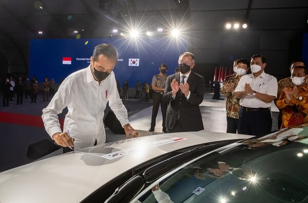 16일(현지시간) 현대차 인도네시아 공장 준공식을 찾은 조코 위도도 인도네시아 대통령이 아이오닉 5 차량에 서명을 하고 있다. (제공=현대차)