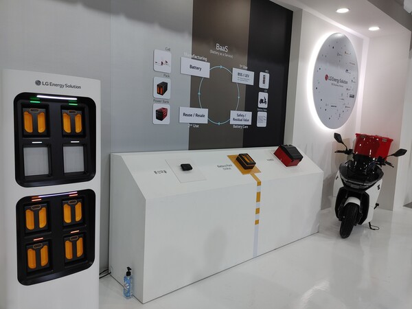 지난 3월 서울 코엑스에서 열린 인터배터리2022의 LG에너지솔루션 부스에 굿바이카 바스트로가 참여한 전기스쿠터와 파워뱅크 이용이 가능한 시스템이 전시돼 있다.