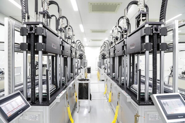 아이엘사이언스가 천안공장에 구축한 실리콘렌즈 자동화 생산라인.