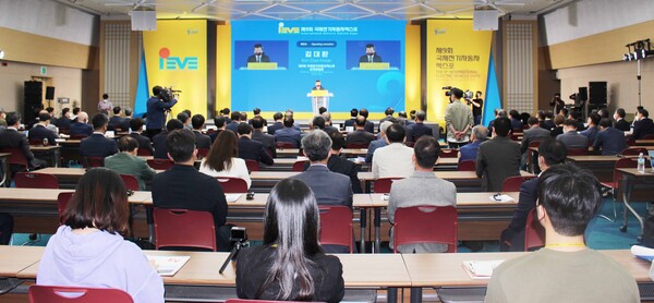 3일 제주국제컨벤션센터에서 열린 제9회 국제전기자동차엑스포(IEVE)에서 김대환 조직위원장이 개회사를 하고 있다.