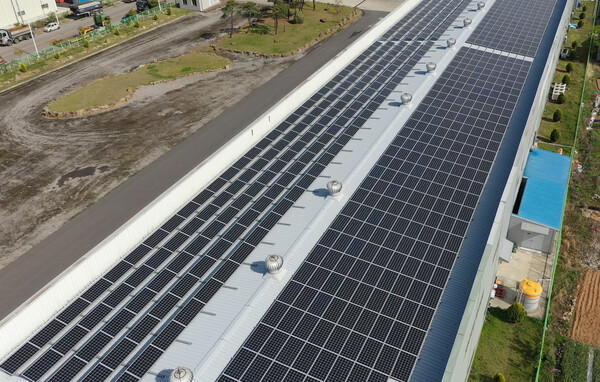 글로벌 신재생에너지 기업 파루가 자사 공장에 설치한 산단 태양광. 제공=파루