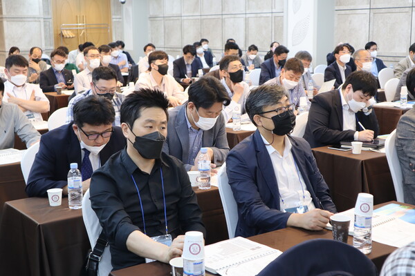 19일 한국남동발전이 개최한 '제1차 해상풍력 설계·시공 기술컨퍼런스' 참가자들이 발표에 집중하고 있다.