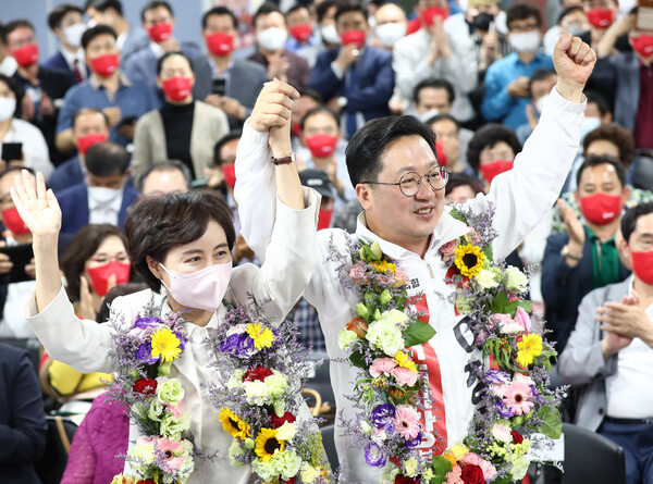 2일 오전 이장우 대전시장 당선인이 선거사무소에서 꽃다발을 목에 걸고 환호하고 있다. 제공: 연합뉴스