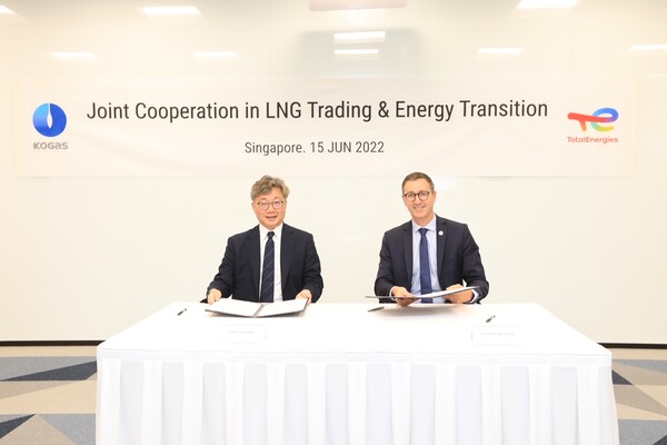 채희봉 한국가스공사 사장과 토마 모리스(Thomas Maurisse) 토탈 수석부사장이 LNG트레이딩 업무협약을 체결하고 있다.