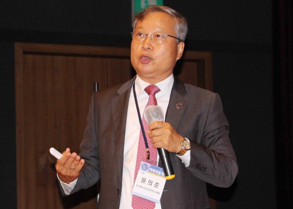 윤의준 한국에너지공과대학교 총장이 22일 강원도 평창 알펜시아에서 열린 학술대회에서 '탄소중립과 한국에너지공과대학교'를 주제로 발표하고 있다.