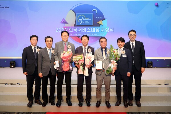 지난 1일 백남길 전기공사공제조합 이사장(왼쪽 네 번째)이 2022 한국서비스대상 시상식에서 ESG 경영대상을 수상한 후 기념촬영을 하고 있다.