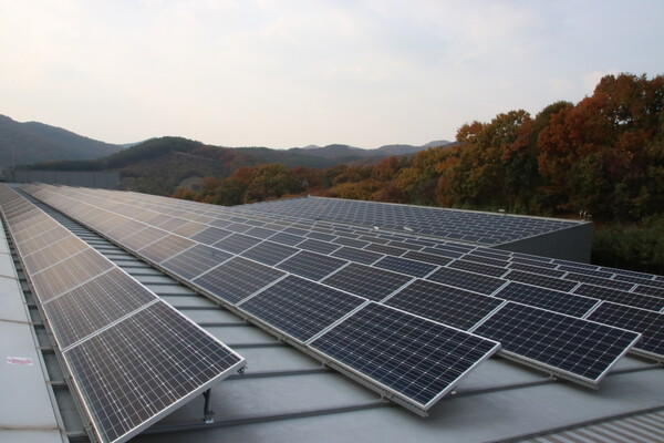 공장 지붕 위에 설치된 태양광 발전.(사진은 기사의 내용과 관련 없음).