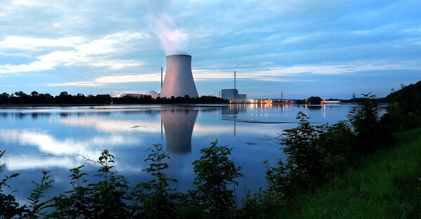 독일 에센바흐에 소재한 이자르(Isar) 원전 2호기 냉각탑에서 증기가 솟아 나오고 있다. 독일 정부는 내년 상반기까지 이자르 2호기를 포함한 총 3기의 원전 가동을 단기간 연장하는 방안을 검토 중이다.