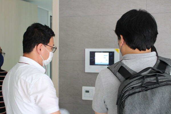 한국AI스마트홈산업협회 스마트+인테리어 포럼이 23일 개최한 현장 간담회에서 업체 관계자들이 LH의 스마트홈 솔루션을 살펴보고 있다.