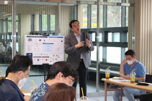 감일한라비발디아파트 현장 대리인이 아파트 현장에 적용된 네트워크 솔루션에 대해 설명하고 있다.