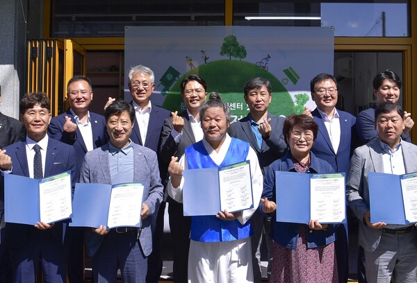광주광역시는 최근 시민 주도형 에너지전환 마을 거점센터 5곳을 잇따라 열었다. 사진은 지난 16일 북구 문흥동 '문산돌돌 에너지센터' 개소식 모습.