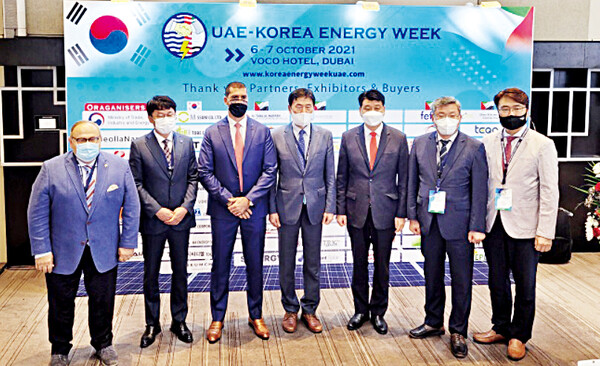 에너지밸리기업개발원과 한전, 전남테크노파크, 전남지역 에너지신산업기업 등은 지난해 10월 6-7일 아랍에미리트(UAE)에서 Korea Energy Week를 첫 시행, 지원 기관간 글로벌 협력체계 구축과 기업 수출상담회를 성공적으로 진행했다. 사진은 UAE, 에너지밸리기업개발원, 한전, 전남테크노파크 관계자들이 기념 촬영을 하고 있는 모습. 제공=에너지밸리기업개발원
