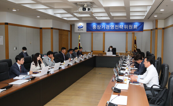 전기공사공제조합 중장기경영전략위원회 전연수 위원장과 위원들이 회의에 집중하고 있다. 