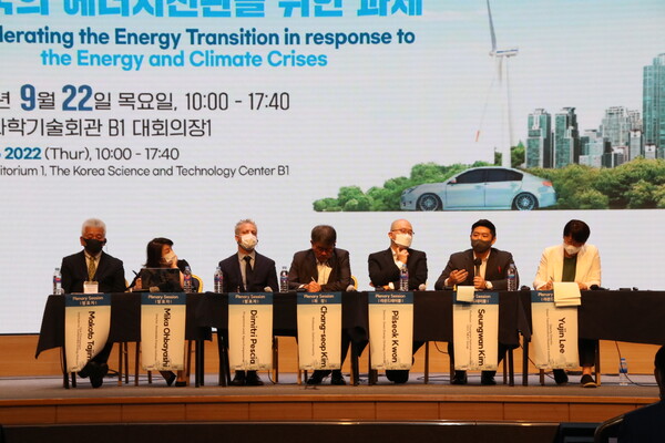 22일 한국과학기술화관에서 '기후위기시대 한국의 에너지전환을 위한 과제'를 주제로 열린 국제 에너지전환 콘퍼런스에서 김승완 충남대학교 교수(오른쪽 두 번째)가 발언을 하고 있다. 사진=양진영 기자