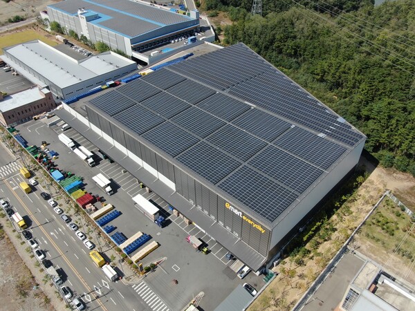 브라이트에너지파트너스가 상업운전을 개시한 이마트에브리데이 경산 물류센터 지붕에 태양광 발전 설비.