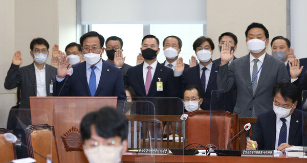 이용표 한국승강기안전공단 이사장이 5일 국회 행정안전위원회에서 열린 국정감사에서 증인 선서를 하고 있다.(제공=연합뉴스)