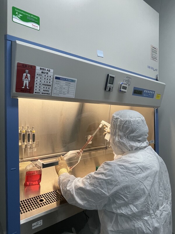 동남권원자력의학원 연구원이 세포치료 시설 내에서 세포배양을 하고 있다.