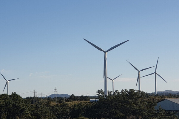 제주도에 설치된 풍력발전기(사진은 기사의 내용과 관련 없음). 사진=제주에너지공사