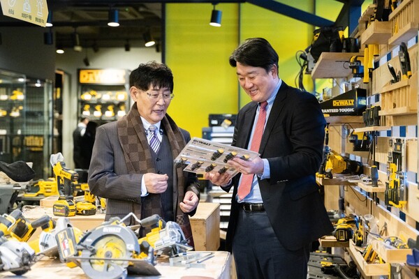 홍성완 스탠리블랙앤데커코리아 대표(오른쪽)가 한국해비타트와 ‘2023년 희망의 집짓기’ 후원 협약식 후 자사 제품을 설명하고 있다. (제공=스탠리블랙앤데커코리아)