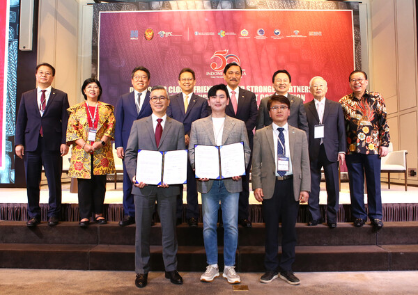 지난 24일 서울 앰배서더 풀만 호텔에서 열린 ‘2023 한-인도네시아 수교 50주년 경제협력포럼’에서 대영채비와 Indika가 인도네시아 전기차 충전 관련 상호 협력 업무협약을 체결했다. (앞줄 왼쪽부터) Purbaja Pantja Indika CIO, 정민교 대영채비 대표, 박유순 대영채비 부장, (뒷줄 왼쪽부터) 방기선 기획재정부 1차관, Destry Damayanti 인도네시아 은행 수석 부총재, 최진영 코리아헤럴드 CEO, Budi Gunadi Sadikin 인도네시아 보건부 장관, Luhut Binsar Panjaitan 해양정책투자조정부 장관, 원희룡 국토교통부 장관, 손경식 한국경영자총협회 회장, Gandi Sulistiyanto 주한 인도네시아 대사 등이 기념사진을 찍고 있다.