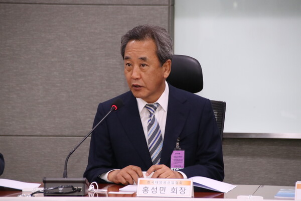 홍성민 한국태양광산업협회장이 28일 오전 서울 여의도 국회의원회관 제9간담회의실에서 열린 ‘산업단지 태양광 활성화를 위한 현황과 과제’ 토론회에서 개회사를 하고 있다. 사진=양진영 기자