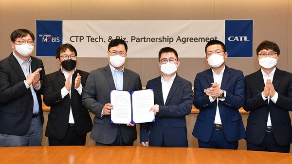 2021년 10월 27일 중국 CATL과 현대모비스 관계자들이 CTP(cell to pack) 기술 사용 및 파트너십 협정을 맺고 있다. 사진=CATL