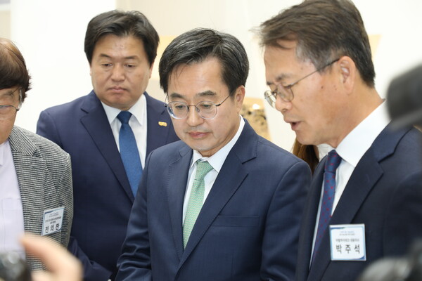 김동연 경기도지사가 24일 ‘경기 RE100 비전 선포’를 위해 방문한 시흥 시화국가산업단지 소재 마팔하이테코 공장에서 제품 관련 설명을 듣고 있는 모습. (사진=오유진 기자)