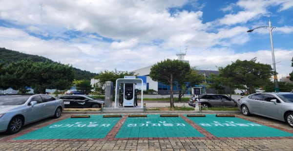 에버온이 2022년 지역별 무공해차 전환 브랜드 사업으로 구축한 강원창작개발센터 급속충전기. (제공=에버온)