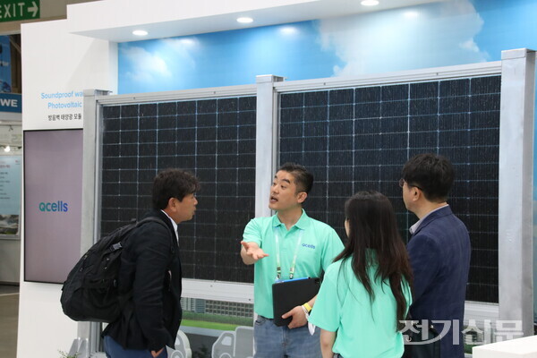 25일 부산 벡스코에서 열린 ‘2023 기후산업국제박람회’에서 한화큐셀 관계자가 관람객에게 ‘펜스형 태양광 모듈’을 설명하고 있다. 사진=양진영 기자
