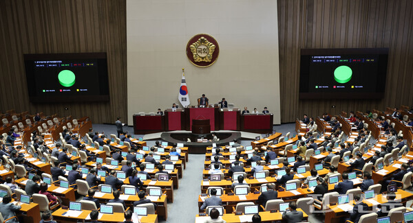 25일 열린 국회 본회의에서 의원들이 법안을 심의하고 있다.(사진=연합뉴스)