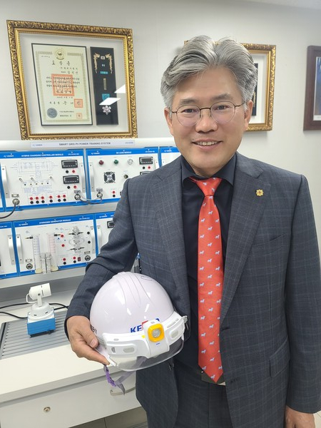  김진선 청파이엠티 대표가 한국전기안전공사와 함게 개발하고 있는 스마트 안전모를 들고 기념촬영을 하고 있다.(사진=윤정일 기자)