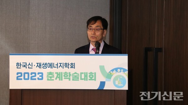이창근 신·재생에너지학회장이 파라다이스호텔 부산에서 1일 개최한 ‘2023 춘계학술대회’의 '리더스 포럼'에서 인삿말을 하고 있다. 사진=양진영 기자