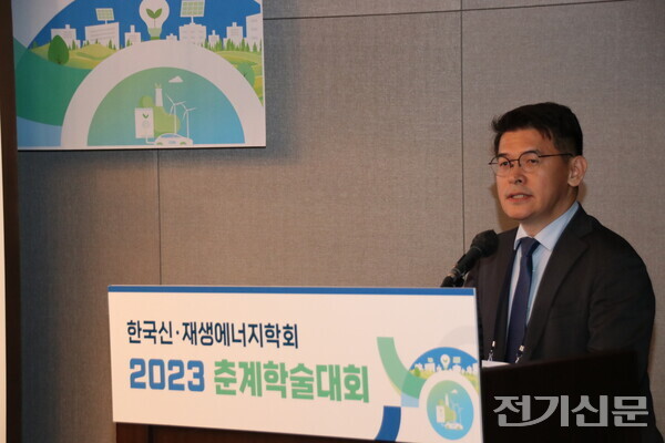 신·재생에너지학회가 파라다이스호텔 부산에서 1일 개최한 ‘2023 춘계학술대회’의 '리더스 포럼'에서 이동일 법무법인 에너지 대표변호사가 특별강연을 하고 있다. 사진=양진영 기자