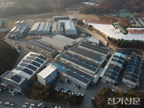 솔라플레이가 시공한 충주의 한 태양광발전소.