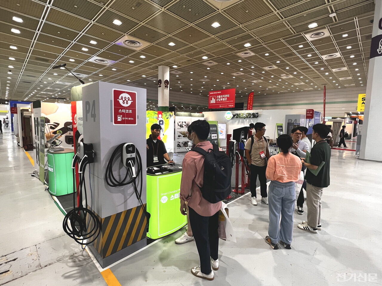 2023 코리아빌드 스타코프 전시 부스에서 스타코프 관계자가 관람객들에게 전기차 화재 방지 기능이 내장된 스타코프 완속충전기 '차지프로'를 소개하고 있다. (사진=오철 기자)  
