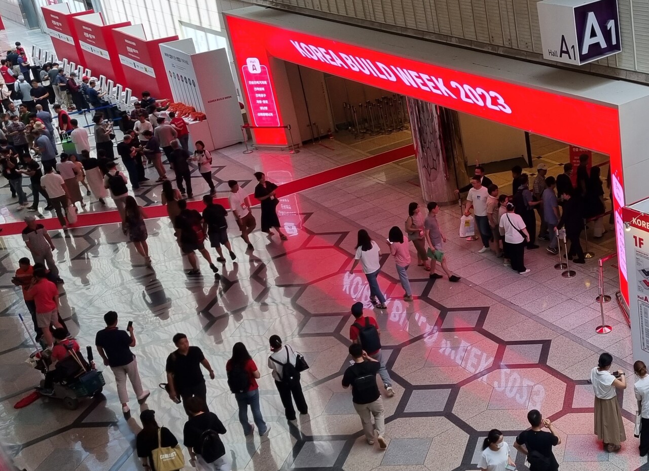 2023 코리아빌드위크가 3일부터 6일간 개최됐다. 삼성동 코엑스 전시관에 관람객들이 발걸음 하고 있다. 사진=강수진 기자