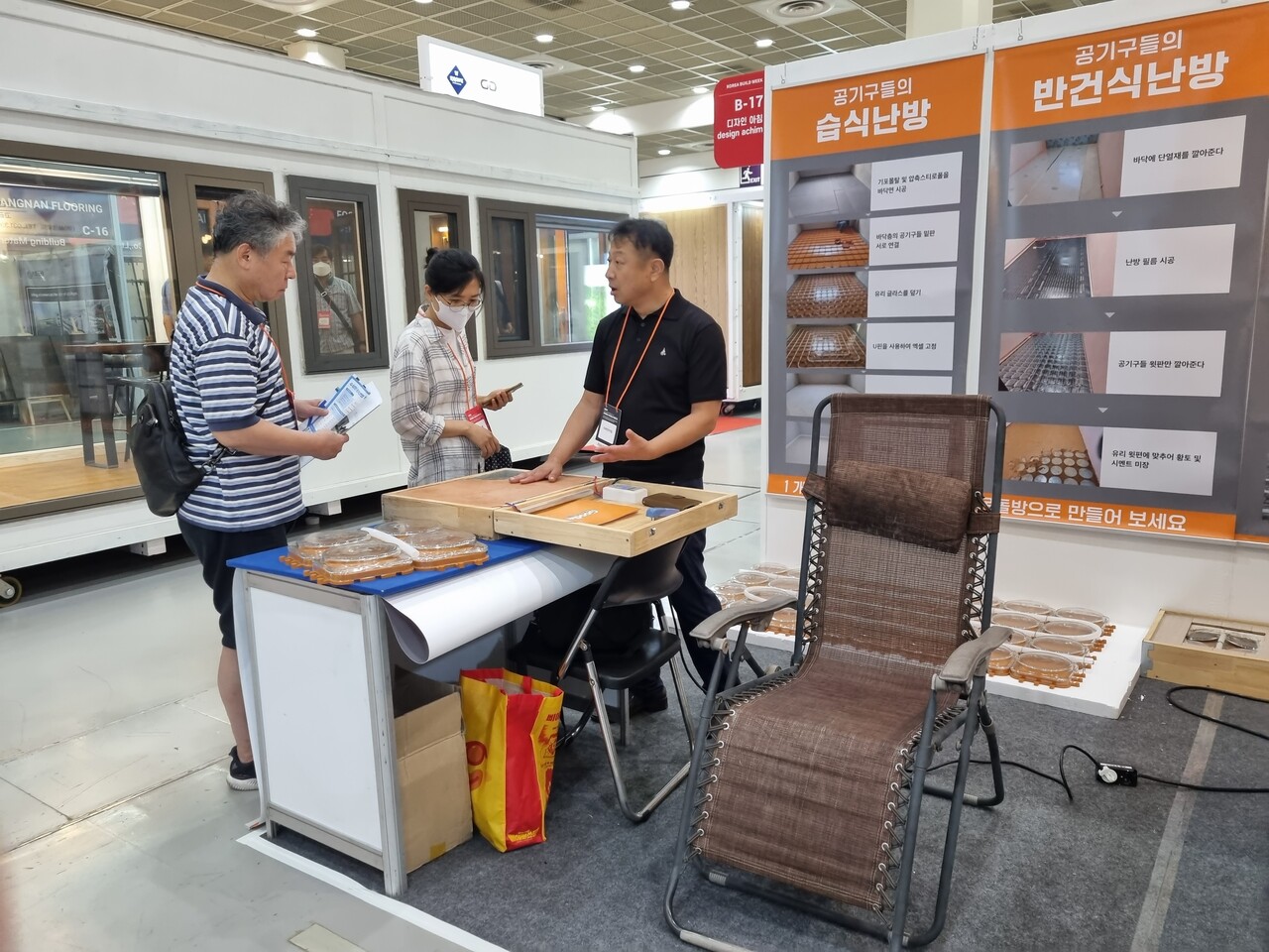 2023 코리아빌드위크 냉난방 부스를 관람객이 살펴보고 있다. 사진=강수진 기자