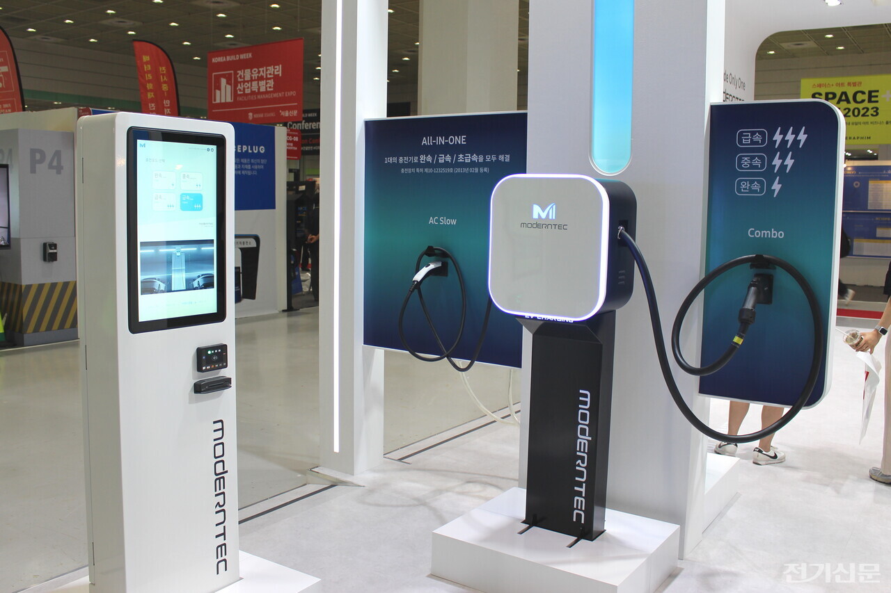 1기 충전기로 완속/중속/급속 충전이 모두 가능한 모던텍 올인원(All-in-One) 충전기. (사진=오철 기자)