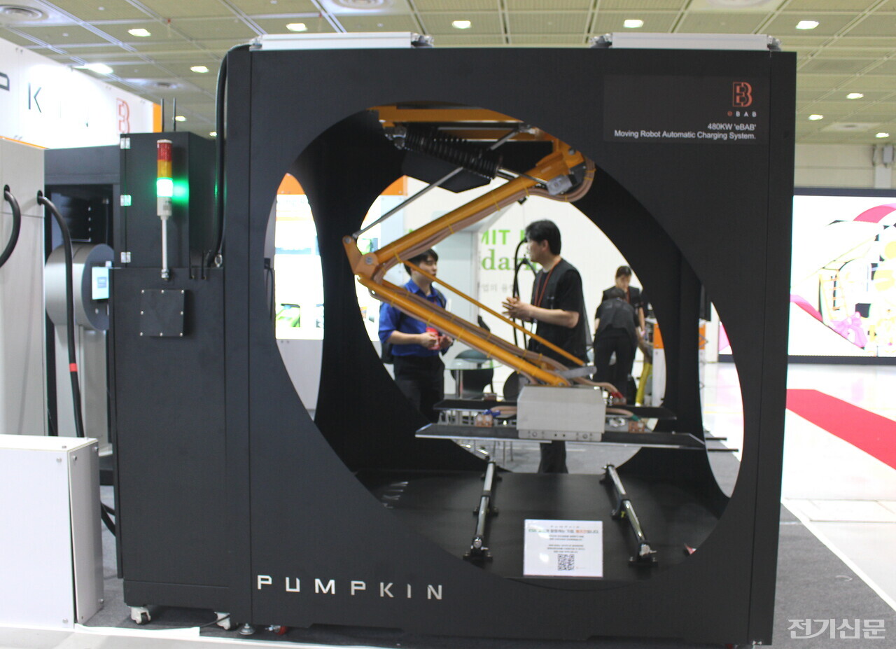 팬터그래프형 전기버스 충전기 'Moving Robot eBAB' (사진=오철 기자)