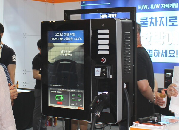 쿨사인 부스에 전시된 쿨차지 30/40kW 중속 충전기. (사진=오철 기자)