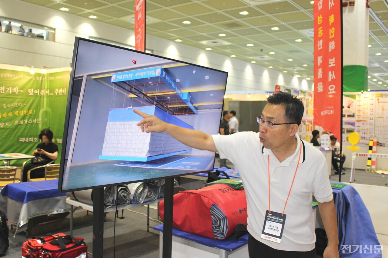 강희석 휴어템 본부장이 자동으로 전기차 화재를 차단하는 '오토캡' 실행 장면을 설명하고 있다. 오토캡은 전기차에 불이 나면 주차면 위에 설치된 오토캡이 불이 난 전기차 위치로 이동해 질식소화포를 덮어 화재 확산을 막아준다. (사진=오철 기자)