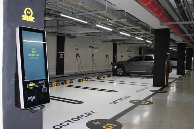 키오스크 1대로 20대 충전기를 제어하는 키오스크 충전 시스템 ‘옥토플렉스(OctoFLEX)’가 설치된 모습. (사진= 오철 기자)