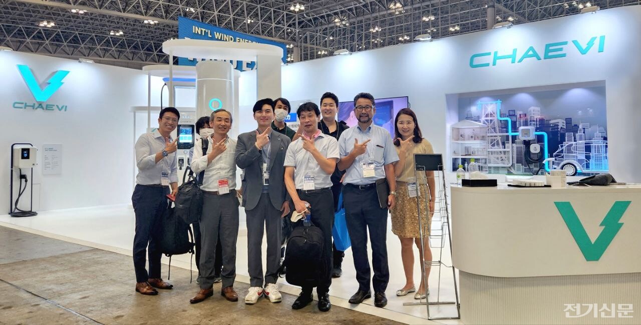 정민교 채비 대표(앞줄 왼쪽 두 번째)와 eMP 및 미쓰이 물산 관계자가 채비 부스에서 함께 기념 촬영을 하고 있다. (제공=대영채비)