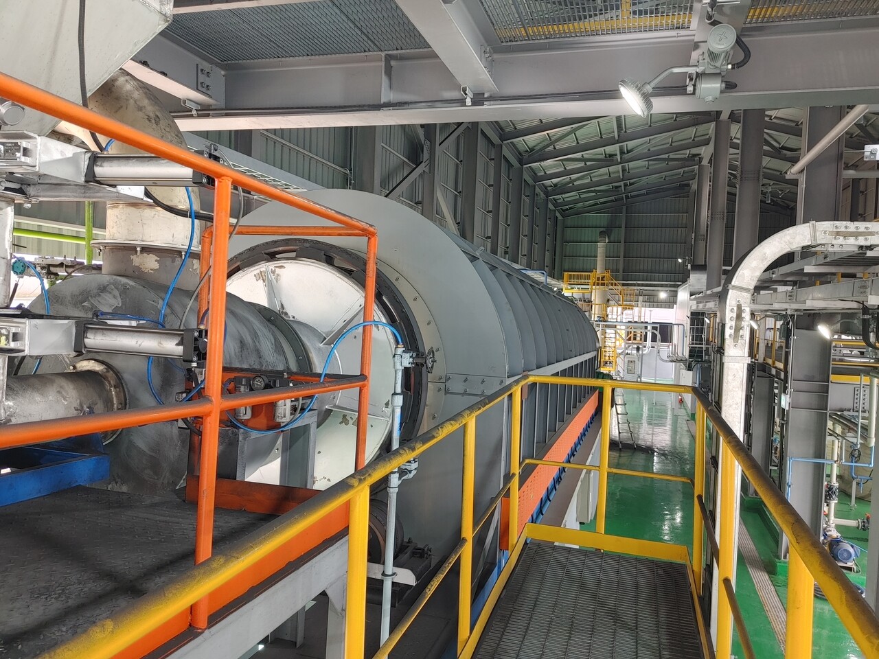 르포)배터리소재 국산화 꿈 영근다…코스모화학 폐배터리 재활용공장 첫 가동 < 오일·가스·화학 < 에너지 < 기사본문 - 전기신문