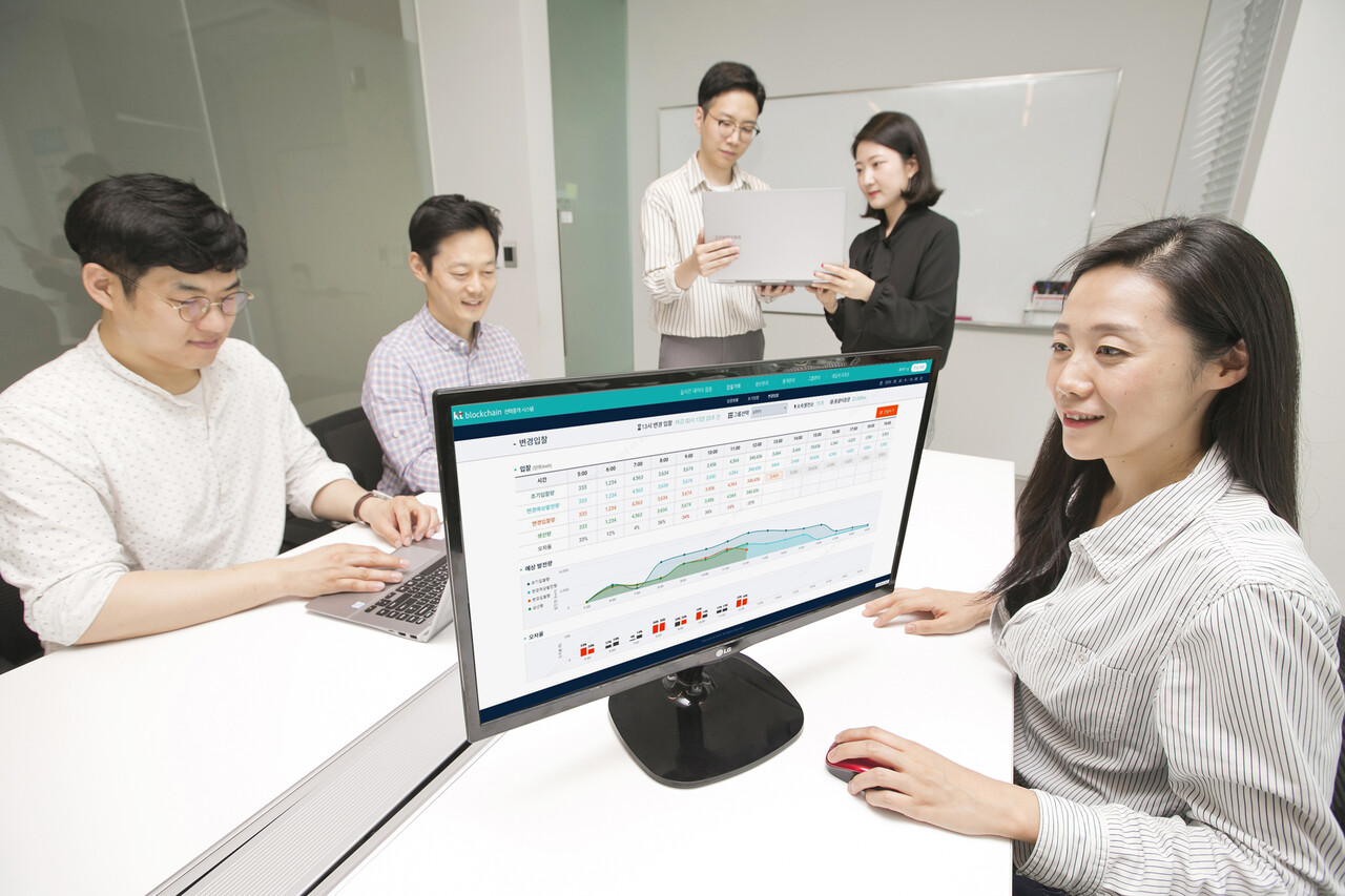 KT 직원들이 ‘전력중개사업 시스템’을 시연해 보이고 있다.       제공=KT